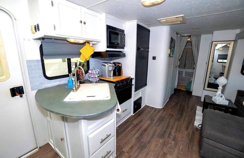 Berkeley Manor House | Cozy 2-bedroom RV with WiFi, AC in lovely Spring Hill