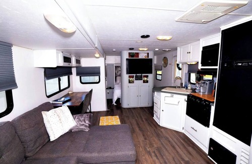 Berkeley Manor House | Cozy 2-bedroom RV with WiFi, AC in lovely Spring Hill