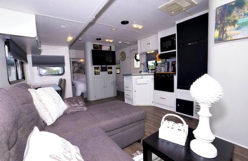 Berkeley Manor House | Cozy 2-bedroom RV with WiFi, AC in lovely Spring Hill