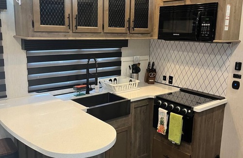 Nice House | Cozy 2-bedroom RV with WiFi, A/C, full kitchen. Just walking distance from lake