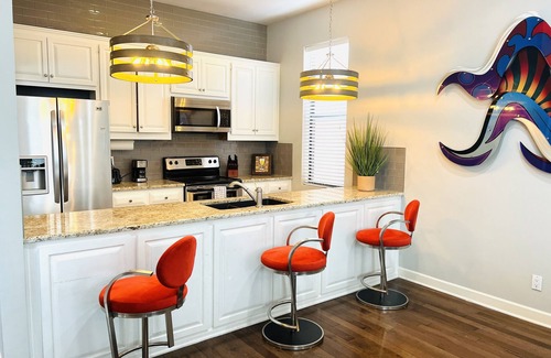 Union Hill House | Cozy 2-bedroom townhome with WiFi, AC in charming Kansas City