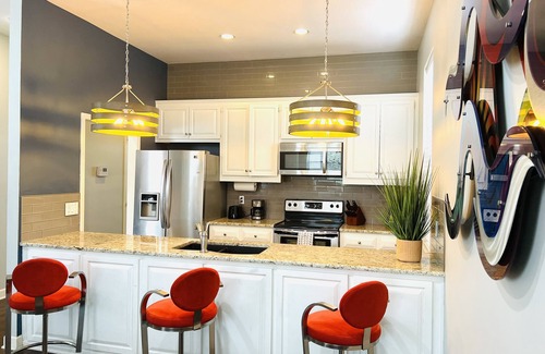 Union Hill House | Cozy 2-bedroom townhome with WiFi, AC in charming Kansas City