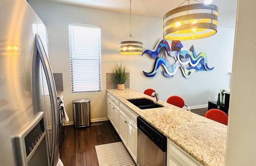 Union Hill House | Cozy 2-bedroom townhome with WiFi, AC in charming Kansas City