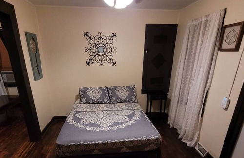 Gary Apartment | cozy, 2 room, studio efficiency apartment suite(A)