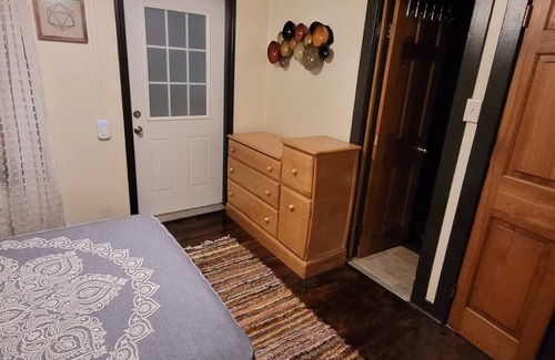 Gary Apartment | cozy, 2 room, studio efficiency apartment suite(A)