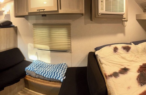 Clear Lake House | Cozy 2023 RV in Clearlake – Sleeps 4 w/AC, WiFi & Free Coffee