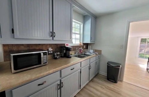 Pensacola Cottage | Cozy 2Bd/1Ba Cottage Minutes to Downtown and NAS!