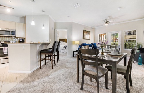 Sun Bay South Condo | ⭐️ Cozy 2BD/2BA⭐️Pool🏊🏻♂️Gym🏋🏻♀️Work Space⭐️SmartTV