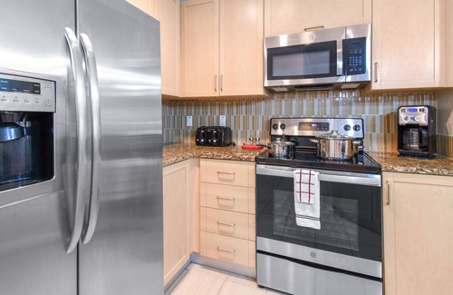 Sun Bay South Condo | ⭐️ Cozy 2BD/2BA⭐️Pool🏊🏻♂️Gym🏋🏻♀️Work Space⭐️SmartTV