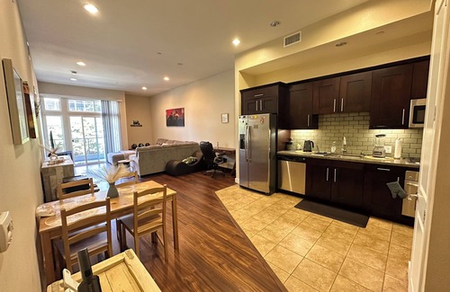 Airport Area Apartment | Cozy 2BD Large king & queen bed heart of Irvine