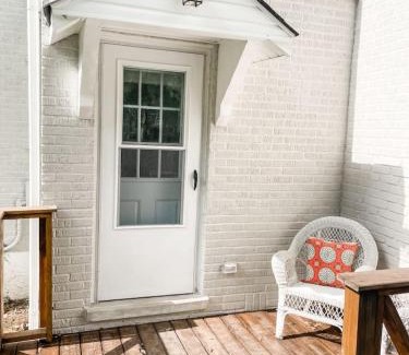 Columbia House | Cozy 2BR Apt w KING in historic dist. 1mi to sq.