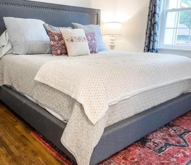 Columbia House | Cozy 2BR Apt w KING in historic dist. 1mi to sq.