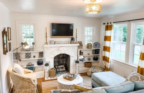 Columbia House | Cozy 2BR Apt w KING in historic dist. 1mi to sq.