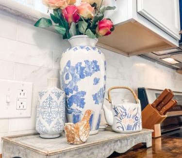 Columbia House | Cozy 2BR Apt w KING in historic dist. 1mi to sq.