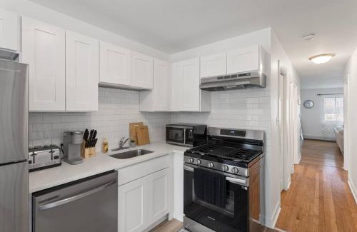Des Plaines Apartment | Cozy 2BR Near O Hare Free WiFi and Parking