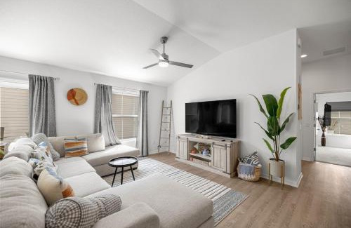 Sumter County House | Cozy 2BR With Golfcart 5 Mins to Eastport Sq