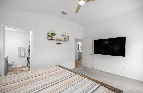 Sumter County House | Cozy 2BR With Golfcart 5 Mins to Eastport Sq