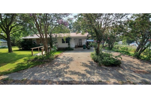 Antlers House | Cozy 3 bedroom 2 bath residential home with patio