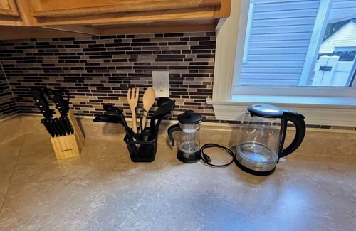 Norfolk House | COZY 3 bedroom Getaway GEM, Close to All Sleeps 6!