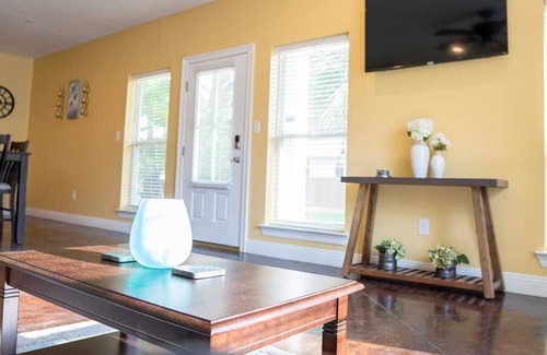 Kreole Apartment | Cozy 3BR/2B Full Kitchen-Self Check-In W/D