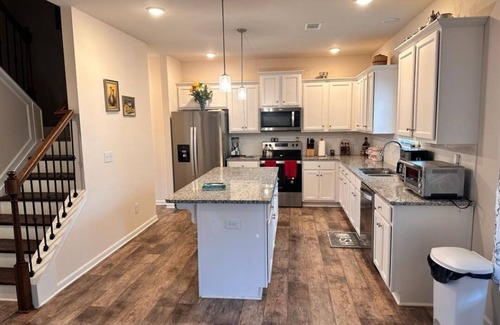 Dallas House | Cozy 4 Bedrooms 🏡 with parking on Premise