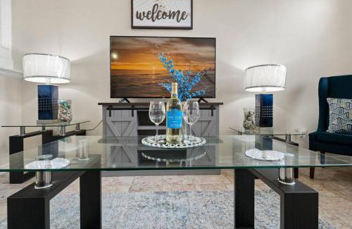 Prosperity Church Road House | Cozy 4B 2 5B University Home King Beds Jacuzzi