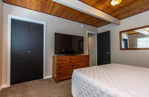 Forest Meadows Cabin | Cozy 4bd, 2bth cabin in Murphys, on 2 acres close to vineyards & Bear Valley!