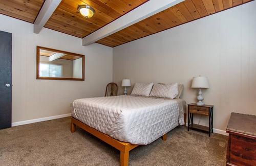 Forest Meadows Cabin | Cozy 4bd, 2bth cabin in Murphys, on 2 acres close to vineyards & Bear Valley!