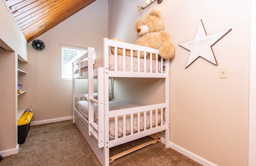 Forest Meadows Cabin | Cozy 4bd, 2bth cabin in Murphys, on 2 acres close to vineyards & Bear Valley!