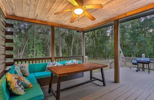 Florahome Apartment | Cozy 4BR Cabin on 11 acres with pool, BBQ & patio!