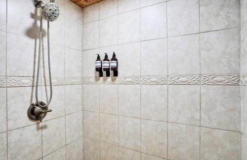 Florahome Apartment | Cozy 4BR Cabin on 11 acres with pool, BBQ & patio!