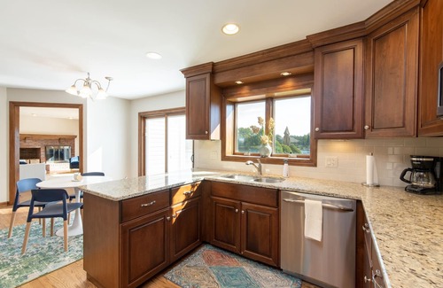 Westmont House | Cozy 5-bedroom with lake views and spacious deck