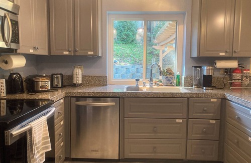 Represa House | Cozy 5BR Ranch Home with Hot Tub in Quiet Folsom Neighborhood