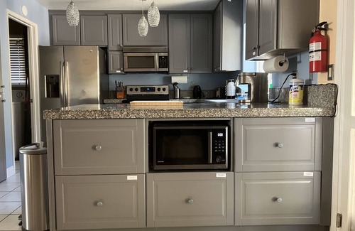 Represa House | Cozy 5BR Ranch Home with Hot Tub in Quiet Folsom Neighborhood