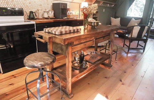 Cullowhee Cabin | Cozy A-Frame ~10 min to Cashiers - Pet Friendly, Firepit, + Hot tub!