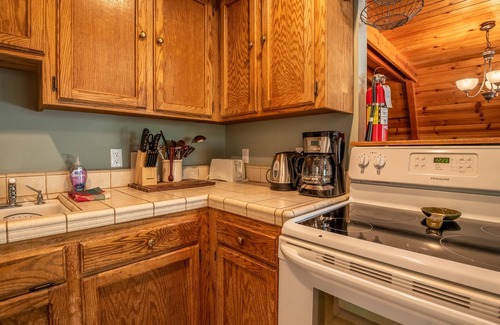 Altaville Cabin | Cozy A-Frame Cabin w/Lake Access & Dog Friendly