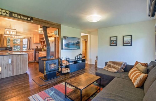 Columbia Falls Cabin | Cozy Abode w/Sauna & Views