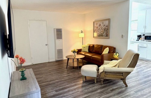 Castle Heights Apartment | Cozy & affordable 2bd in historic Culver City, Palm Venice area