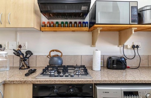 Doonside Apartment | Cozy All-in-One Ocean View Apartment