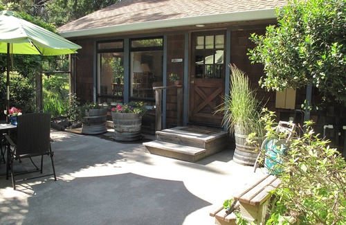 Freestone Apartment | Cozy and Charming Apple Blossom Retreat—Relax with Nature