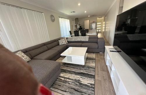 Baldivis House | Cozy and Compact Holiday and Business Home