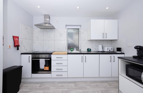 Enniskillen Apartment | Cozy and Modern 2-Bedroom Retreat in the Heart of Downtown