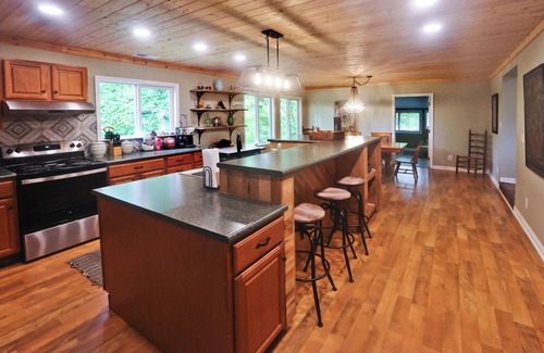 Franklin Cabin | Cozy and Private Gem Cabin in the Smoky Mtns of NC, dog friendly, great views!