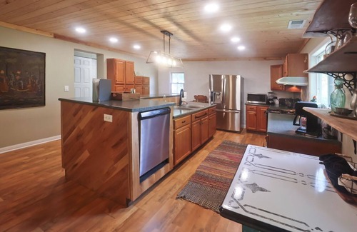 Franklin Cabin | Cozy and Private Gem Cabin in the Smoky Mtns of NC, dog friendly, great views!