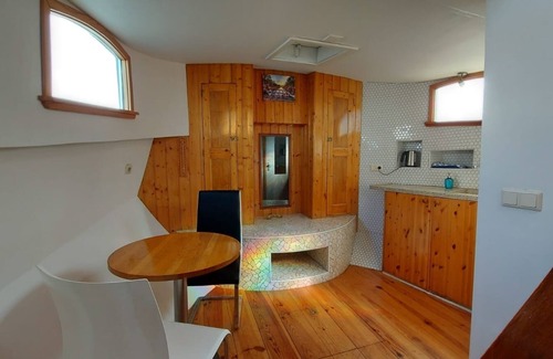 Amsterdam West Boat Rental | Cozy and romantic apartment in captain's steering cabin