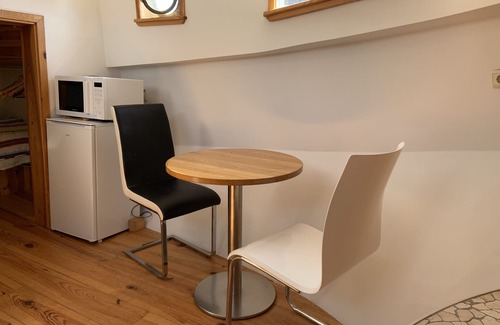 Amsterdam West Boat Rental | Cozy and romantic apartment in captain's steering cabin