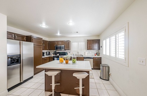 Spring Valley House | Cozy and Spacious 4 BR 3.5 BT Home! >1BR Downstairs<