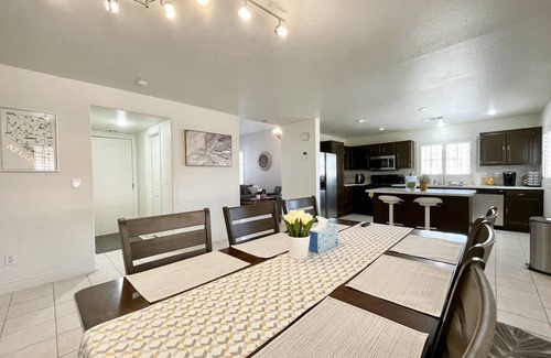 Spring Valley House | Cozy and Spacious 4 BR 3.5 BT Home! >1BR Downstairs<