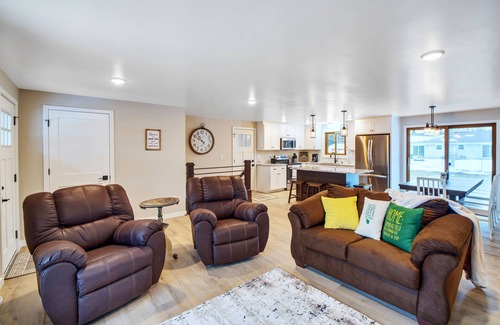 Green Bay House | Cozy and spacious home 2 blocks from Lambeau Field!