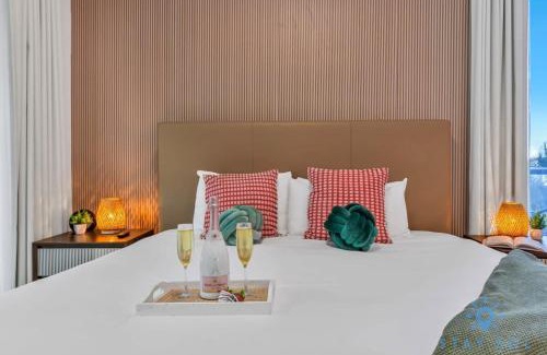 Hollywood Apartment | Cozy Apartment - Hot Tub - NearBeach - Broad - walk